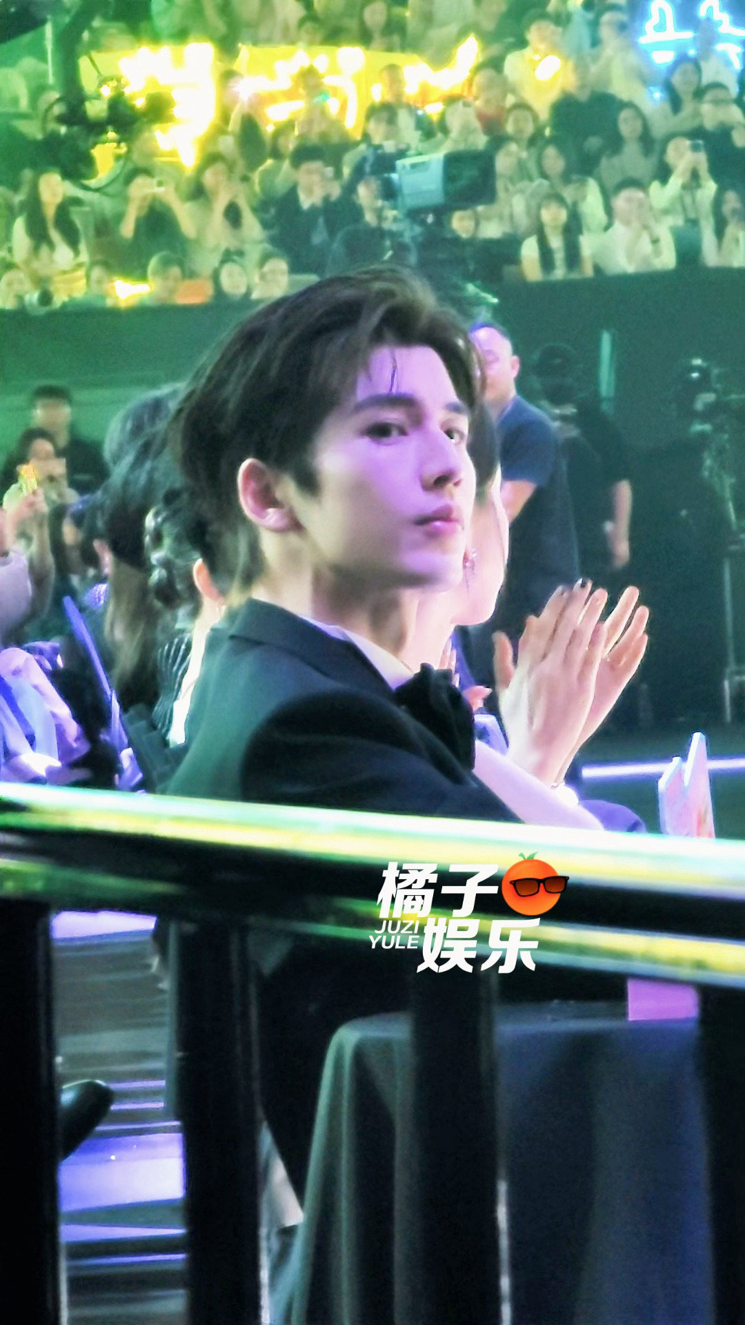 好近好近….带大家感受一下张凌赫的侧脸冲击星光大赏内场
