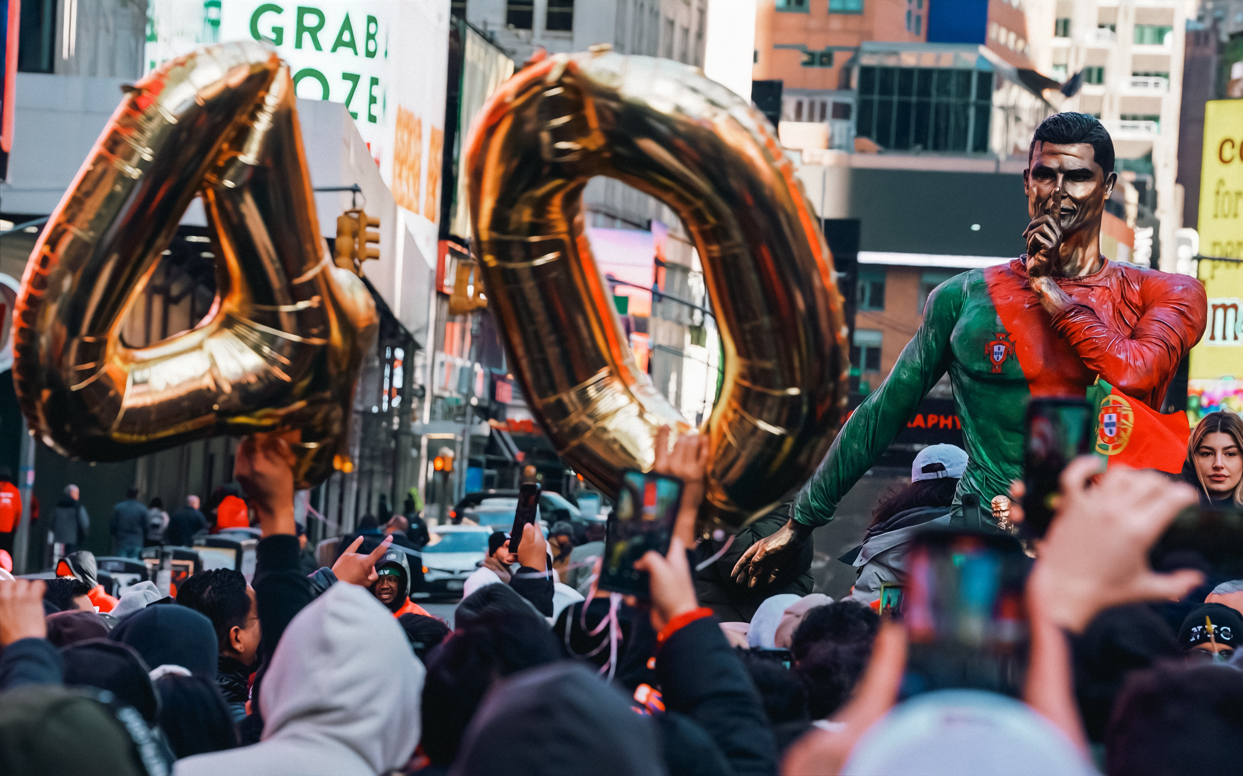 C罗雕像现身时代广场  📸 纽约时代广场C罗球迷为罗哥庆生的一张珍贵照片 