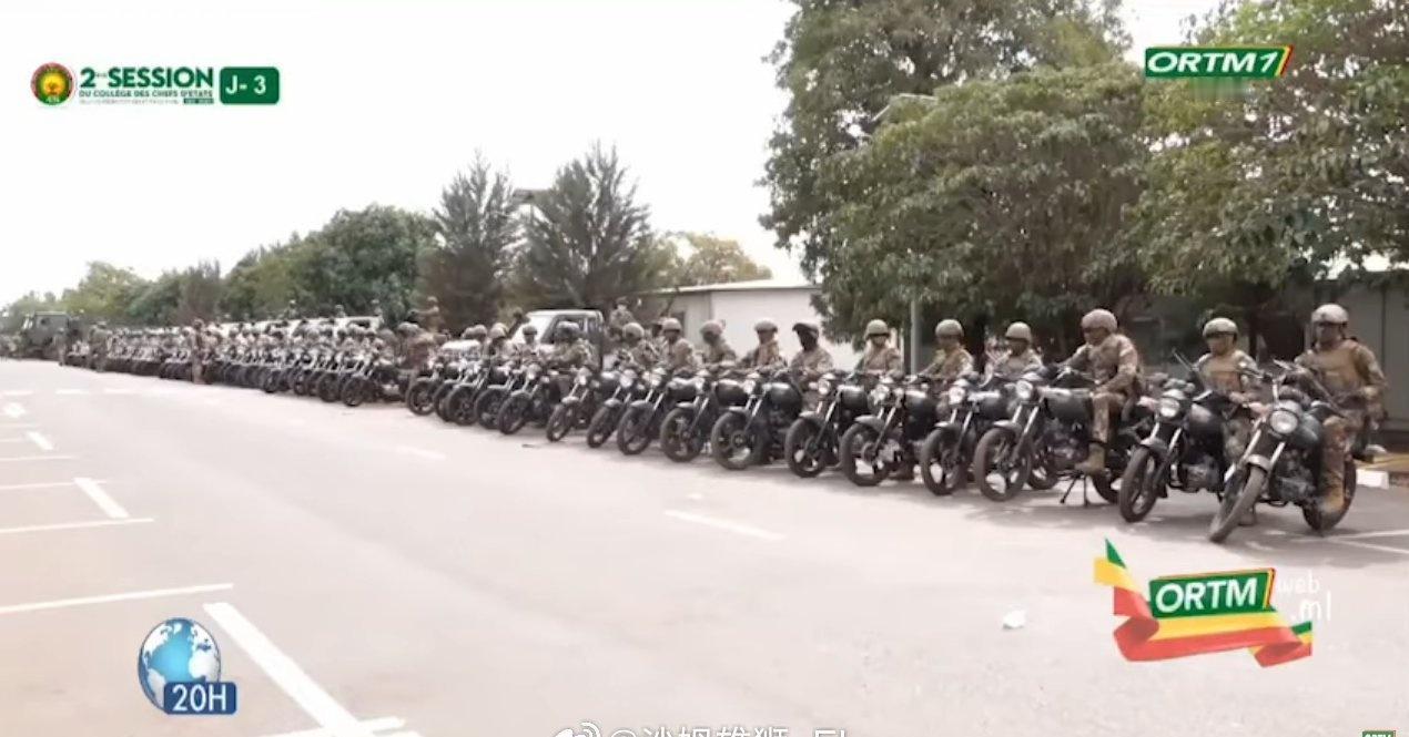 马里军政府模仿隔壁布基纳法索组建的第一个“快速干预营”，只配备皮卡和摩托车，重点