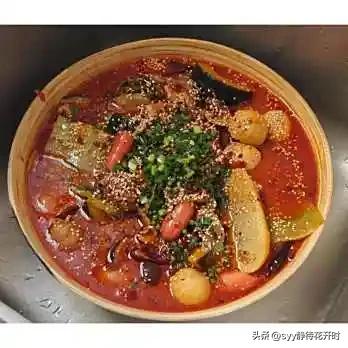 艾玛！吃碗麻辣烫，还被人割韭菜了！前两天，我和孩子又去那个，知名的麻辣烫店了！