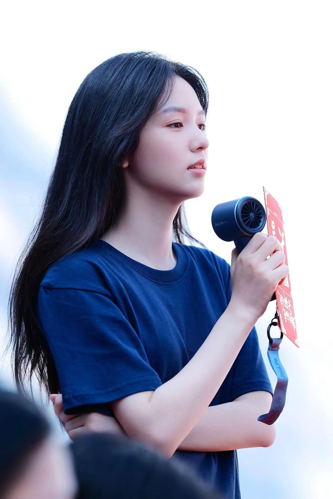现偶女主归位 开机大吉！周也 潮热雨季未解之谜