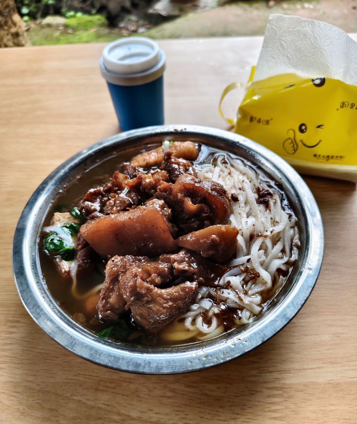 寻味贵港贵港平南西村猪脚粉贵港美食 广西贵港平南西村猪脚粉，几十年的老味道！ 