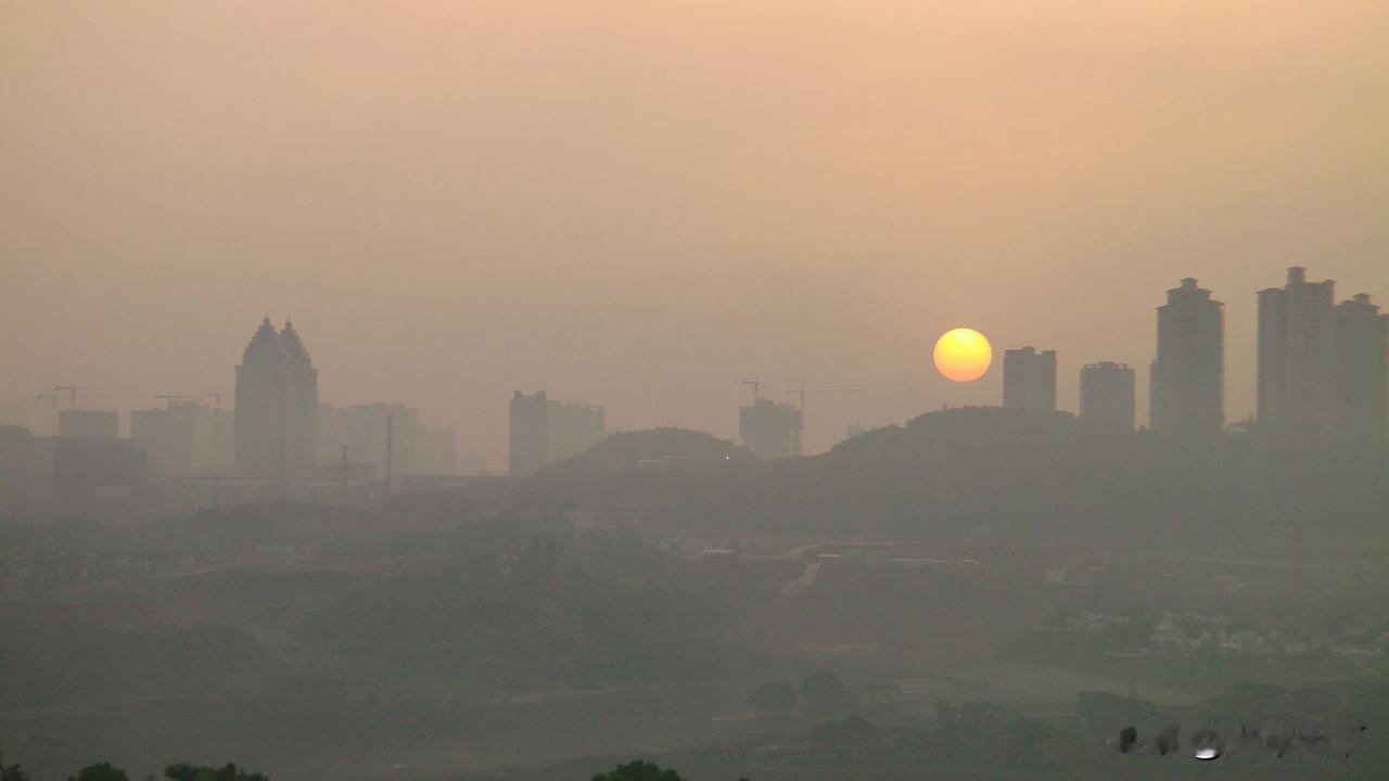 十几年前一个清晨拍到太阳升起的画面，图中那一片当时属于渝北区，现在属于两江新区，