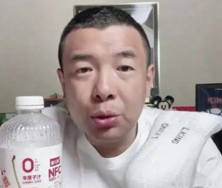 前国脚徐亮：中超球员薪水只有日韩1/3！再降薪就没人愿意踢球了近日，前国脚徐亮谈