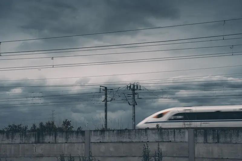《轨道中国创一流》
一字长蛇呼啸过，
风驰电掣瞬无影。
双轨铺就高铁路，
电力机