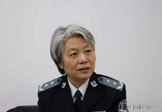 犯罪心理学教授李玫瑾说：“人的问题在早年，早年的问题在家庭，家庭的问题在家长，而