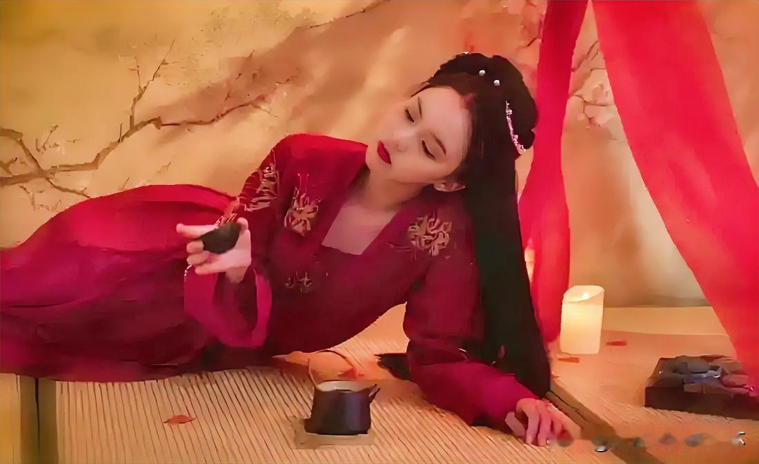 上联：佳人半醉红楼里
下联：有请雅士[玫瑰][玫瑰][玫瑰]