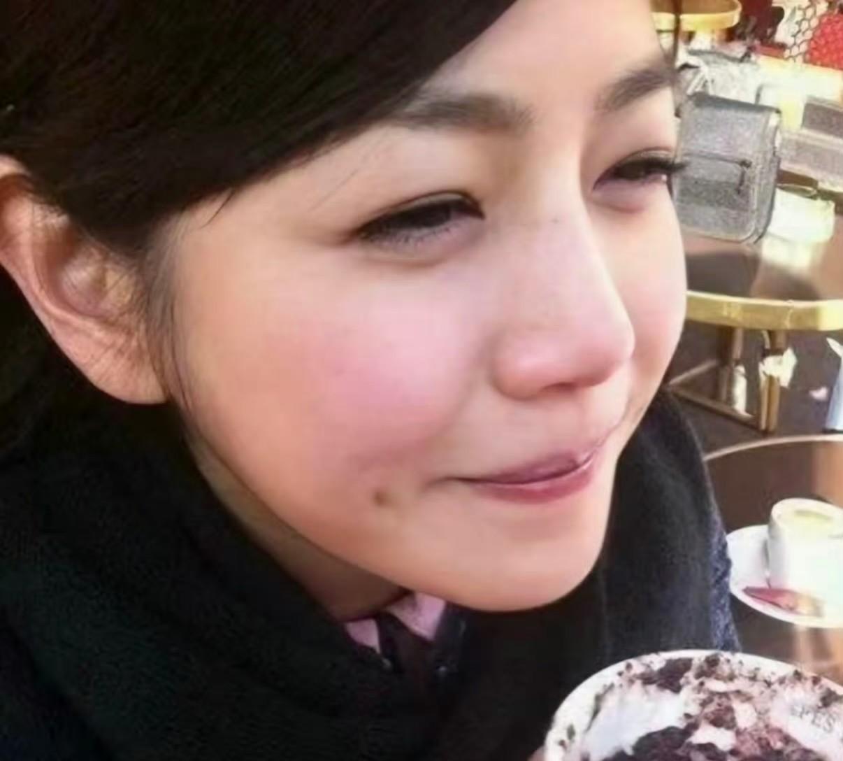 她不是在转型，她是在“夺权”。
别的女演员40岁在焦虑没戏拍，陈妍希直接跳下演员