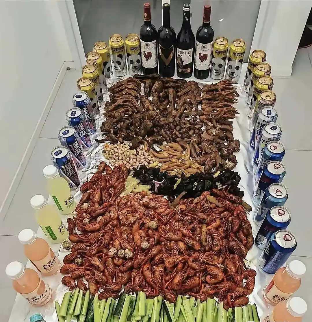 朋友请客，说这一桌花了3千，大家说值吗
朋友组局，说准备了“满汉全席”。我兴致勃