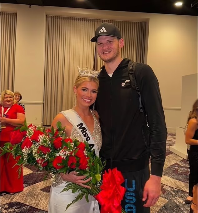 事业爱情双丰收！凯斯勒向女友求婚成功🎉凯斯勒女友Abbie Stockard曾