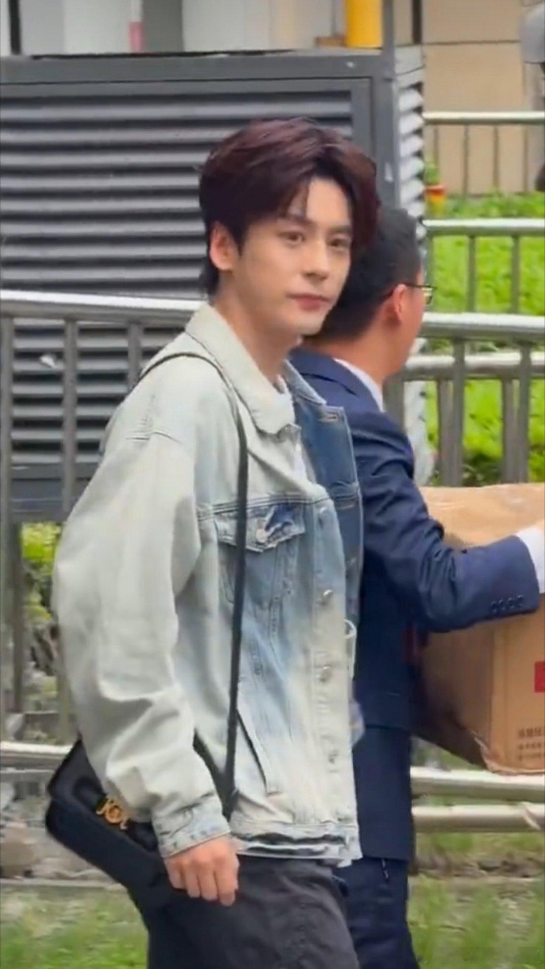 内娱法拉利组团空降好六街！严屹宽魏哲鸣同框，这颜值是真实存在的吗？严屹宽魏哲鸣内