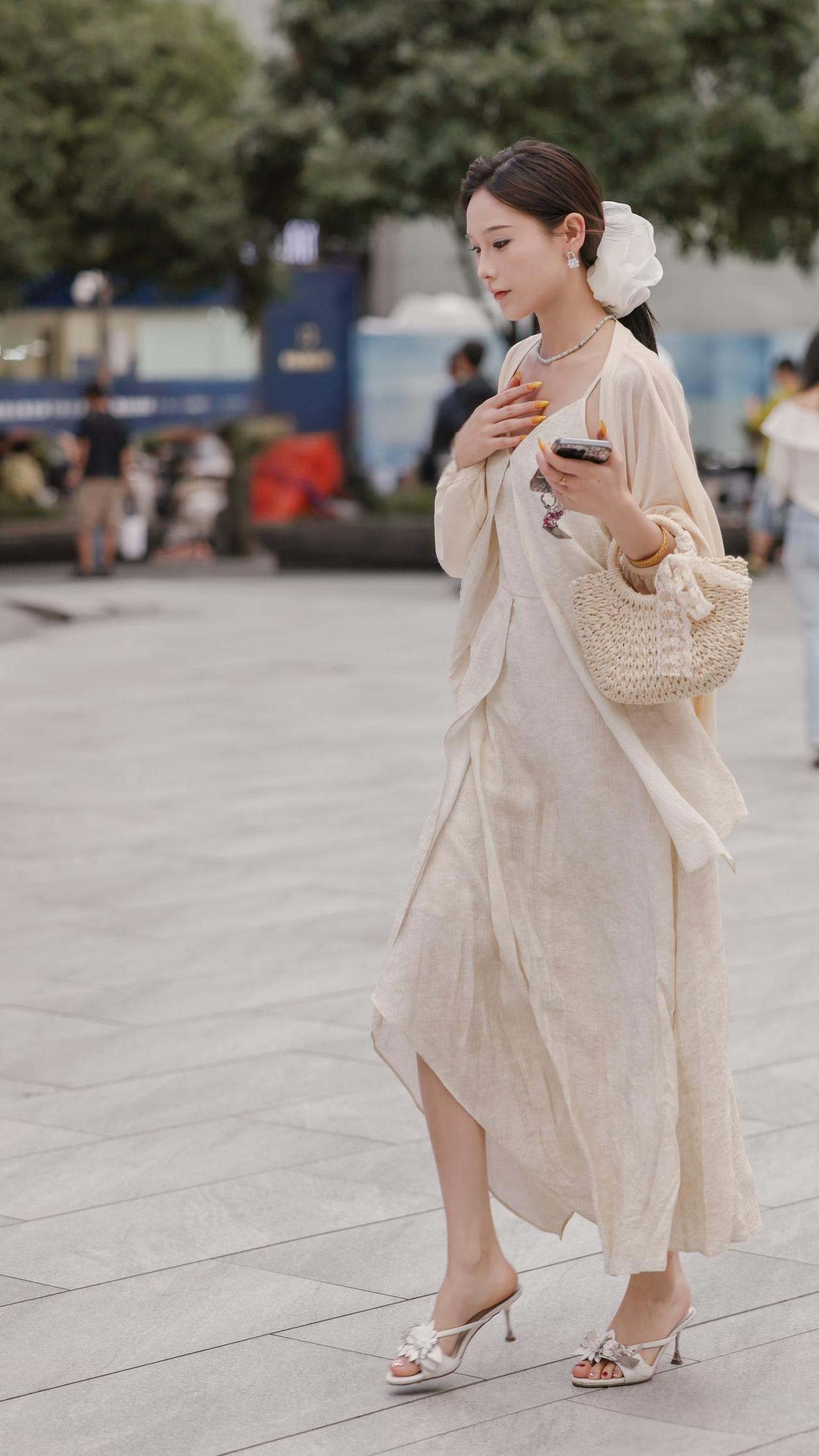 抓拍几个养眼的美女