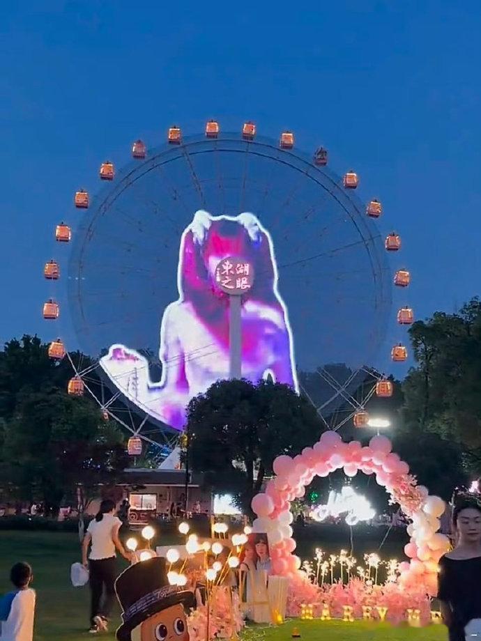 黄灿灿也上摩天轮了乘风2026心愿顺利达成，欢乐与感动交织在这一刻 