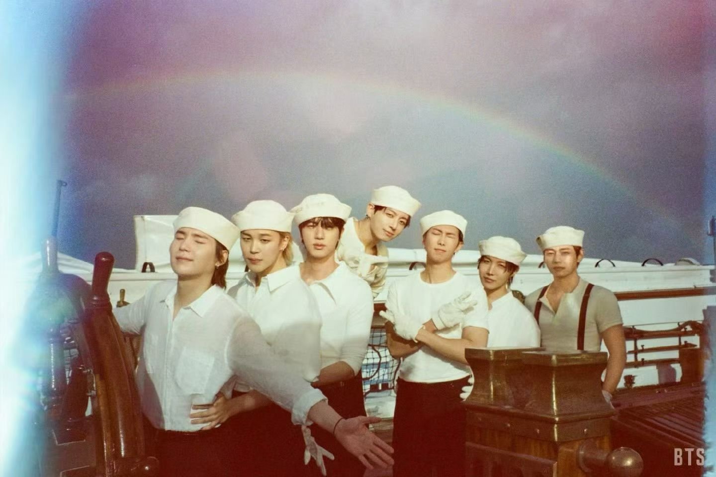 目前为止的照片中我见过最有病的一张笑死我了 把其他人扣掉只剩肠儿唯一清纯水手美少