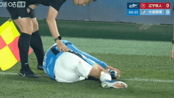 这不是红牌？！辽宁铁人安以恩亮鞋钉飞铲毛伟杰支撑脚，主裁判连一张黄牌都没掏[震惊
