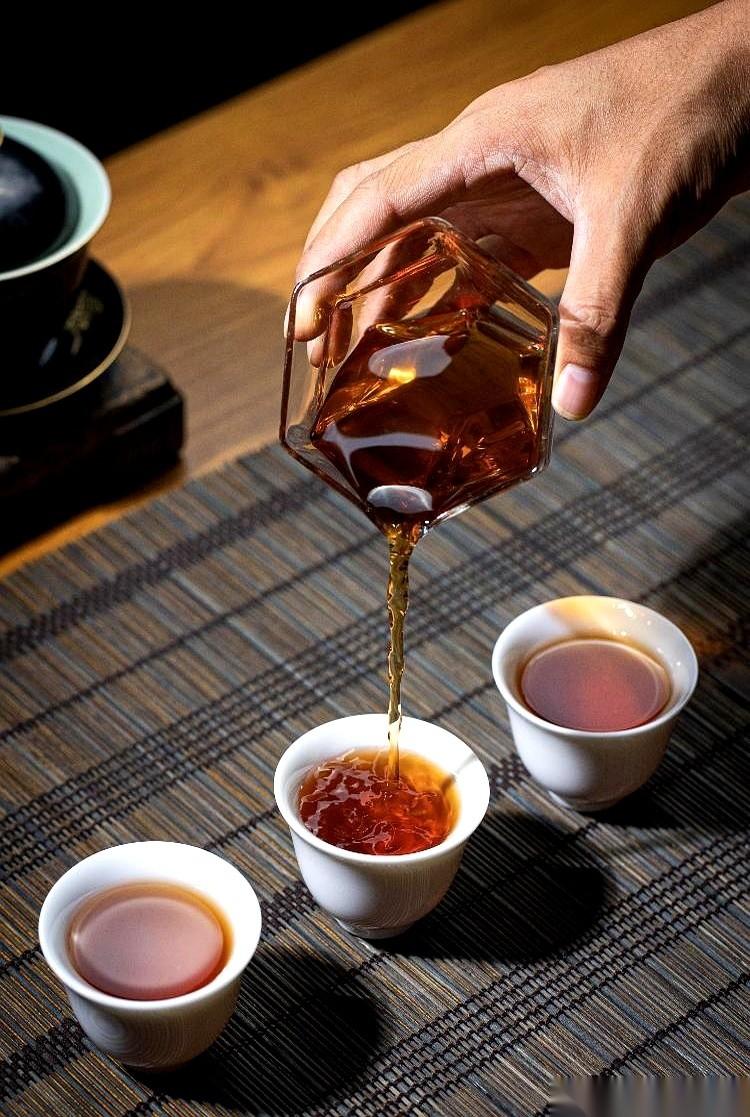 你掏心掏肺跟同事说的那句心里话，隔天就变成了领导敲打你的原话。
你同情他走投无路