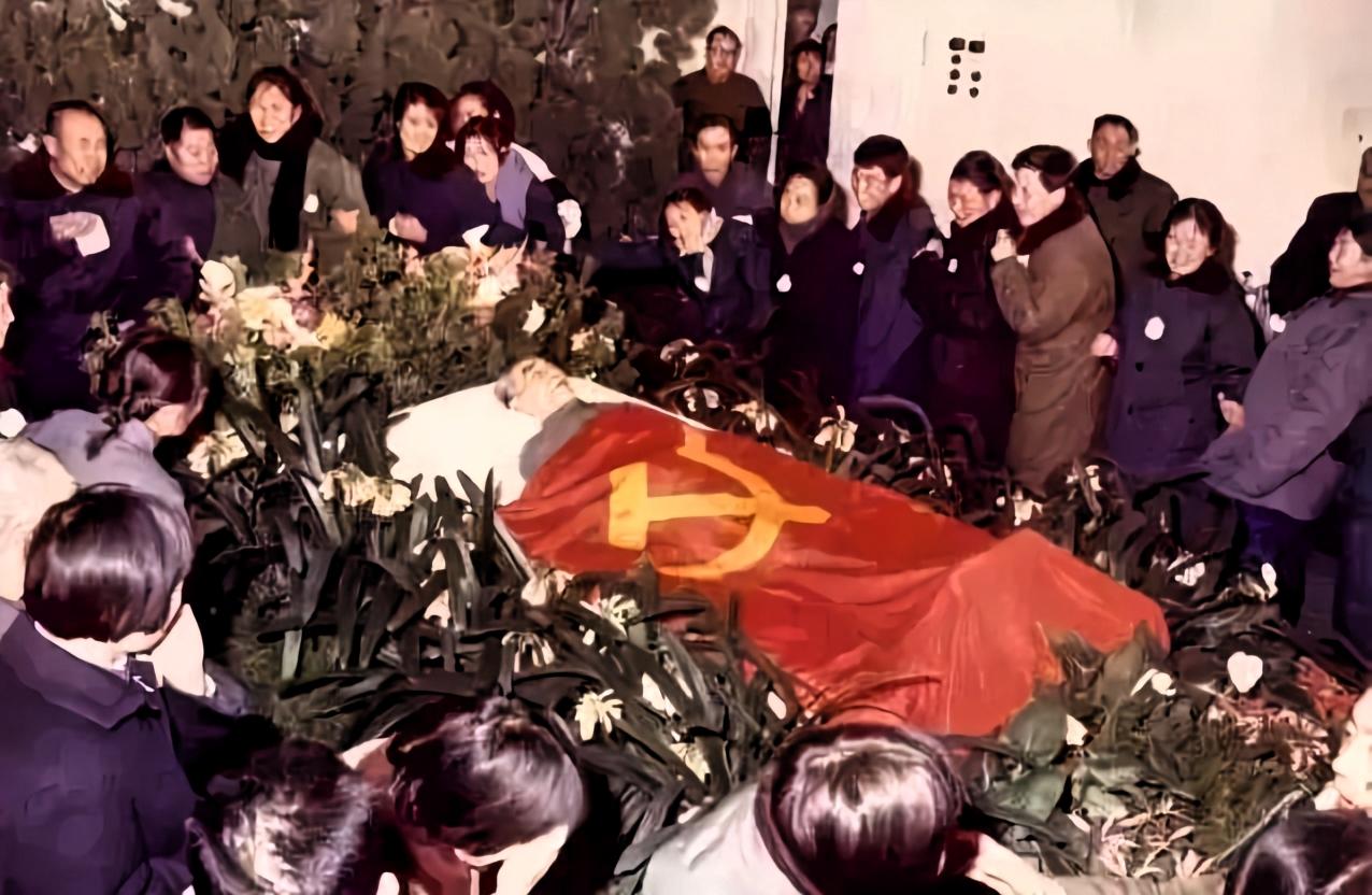 今天是周恩来总理逝世 50 周年的日子，十里长街送总理的场景仿佛就在昨天。15 