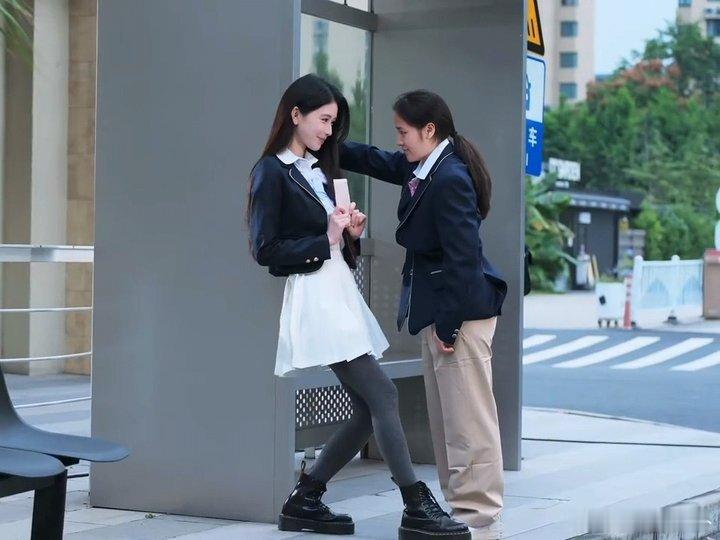 方头明也太有魅力了吧！每次出现都能带来满满的惊喜，那种洒脱又接地气的感觉真的很圈