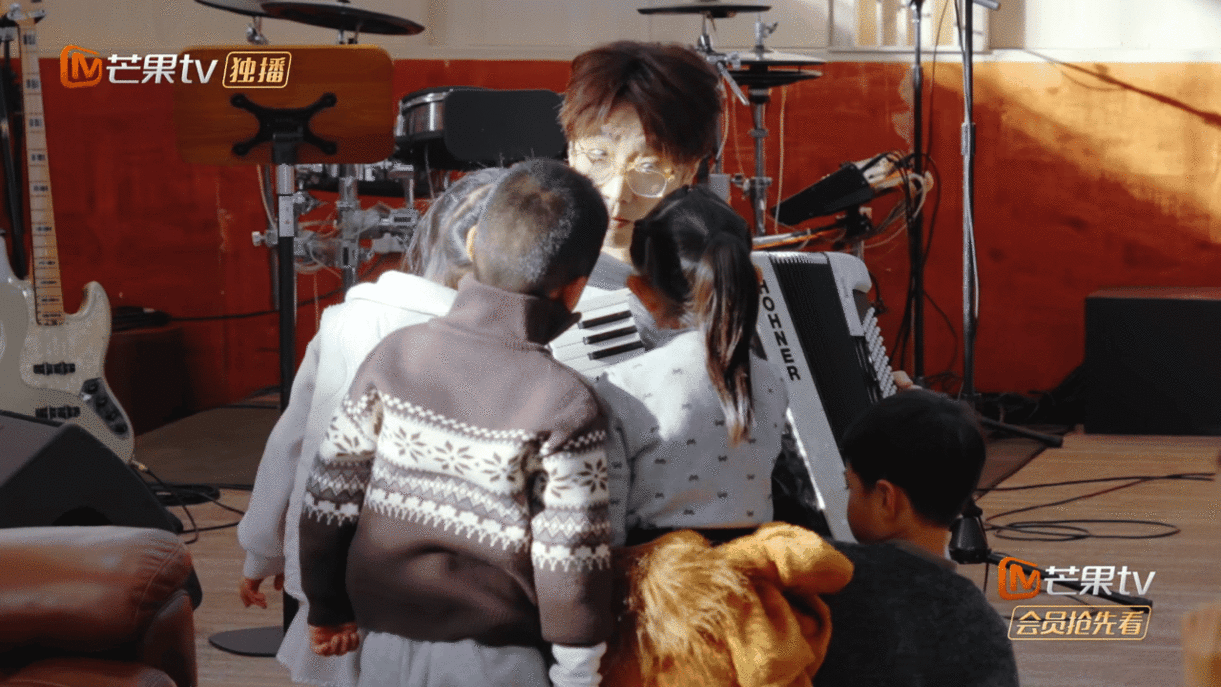 快乐老友记新预告都是我爱看的 0713 的快乐又要来了！新预告里被小朋友围攻的慌