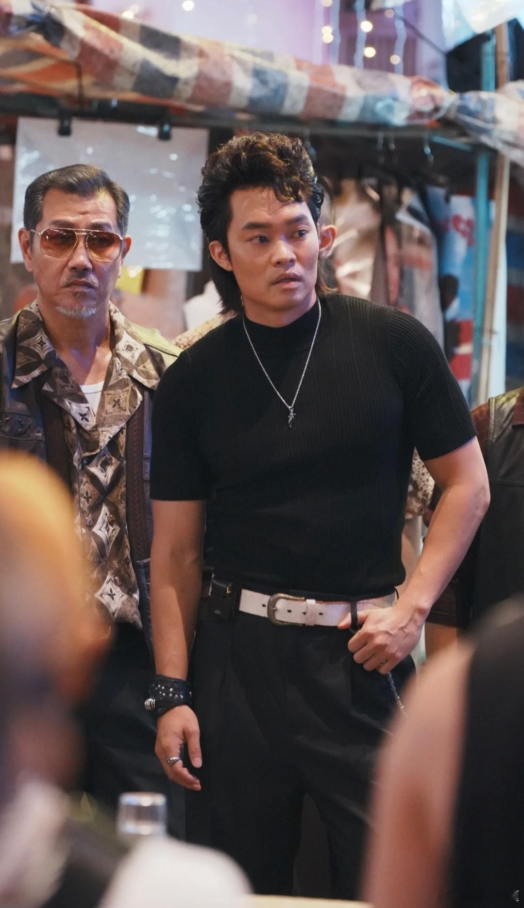 《九龙城寨之终章》胡子彤饰演的十二少全新造型曝光，这怎么有点像谭耀文。