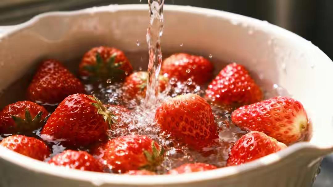 草莓真是残存农药最多的水果吗？揭秘背后的真相！
这个问题似乎已经在朋友圈、新闻头