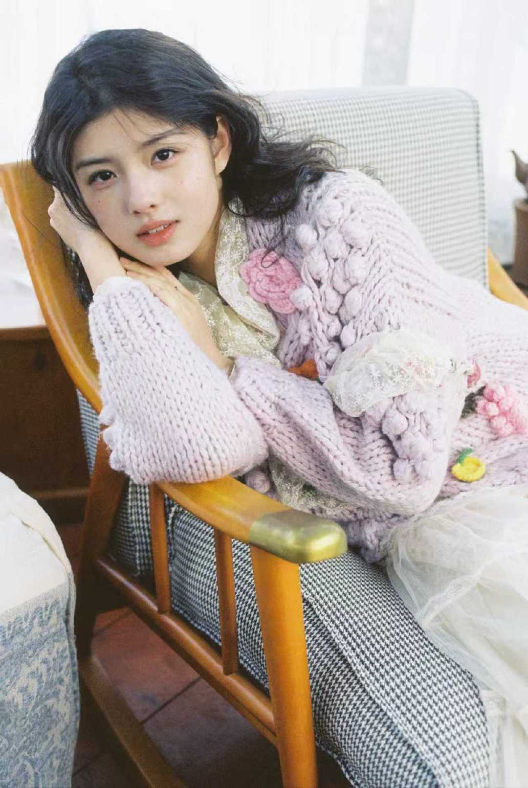 艾米向春天 艾米向春天  紫色针织毛衣造型温柔恬静，和一起迎接美好四月呀~ 