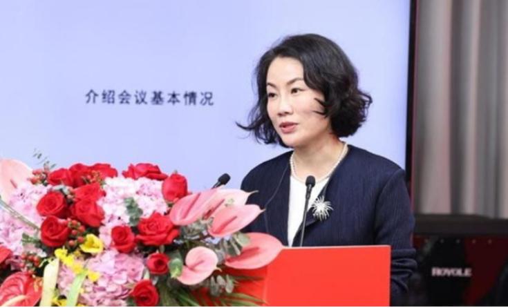中国最贵的女秘书：年薪849万，虽已年近50岁了，还像个少女。这位女秘书就是朱旭