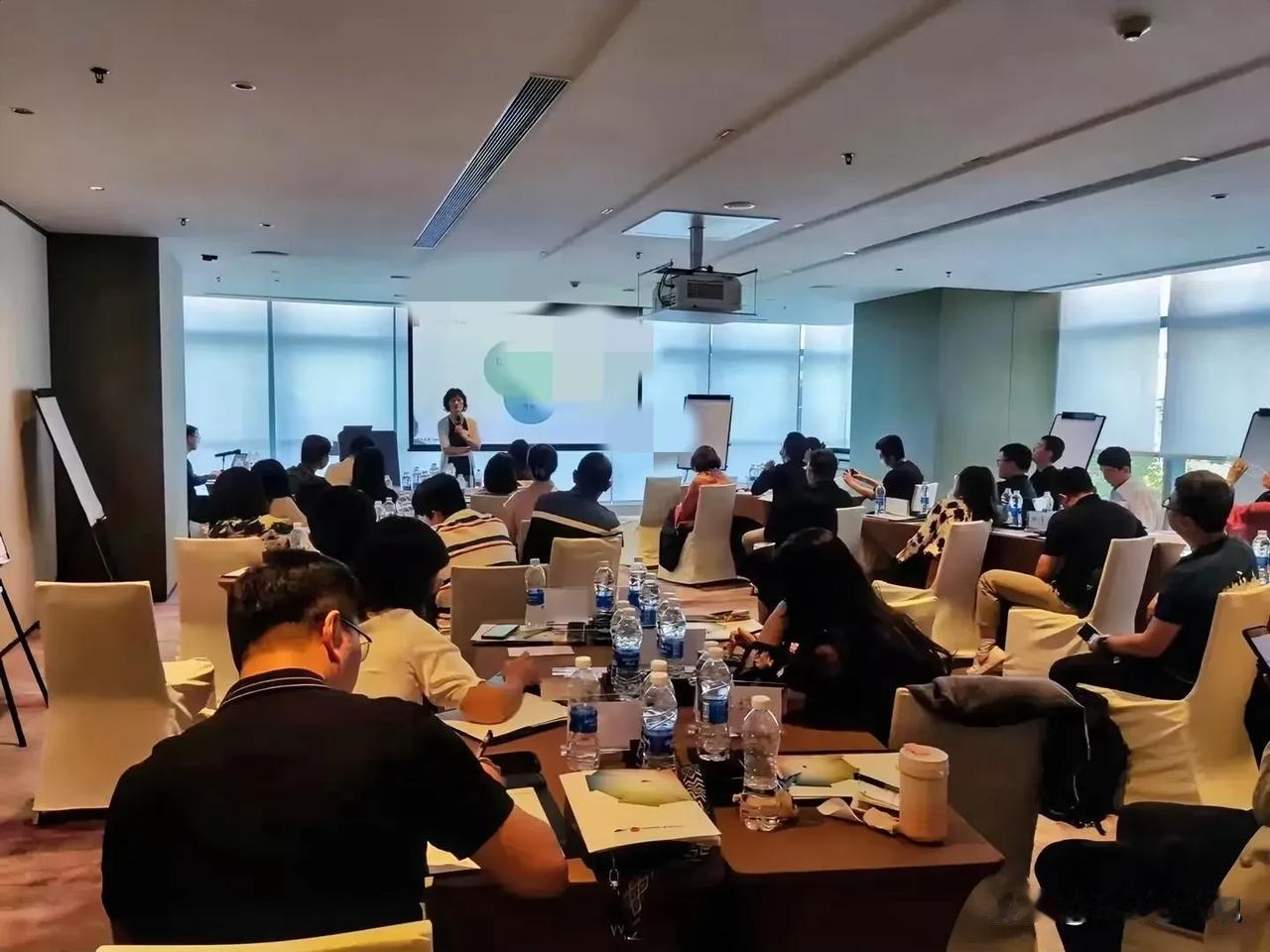 又到了半年度，公司不少员工虽然嘴里不说，但是心里都盯着“涨工资”这件事。为此，H
