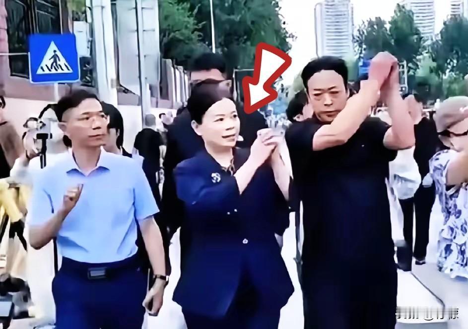 北京那边传来消息，许敏两口子这趟没白跑。
听说他们年前专程赶去签字开会，直播间里