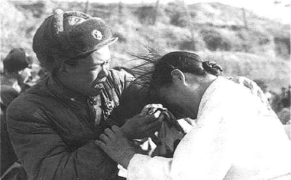 1953年秋季，一名志愿军战斗英雄即将被枪毙时，一位朝鲜姑娘冲进来死死抱住他，彭