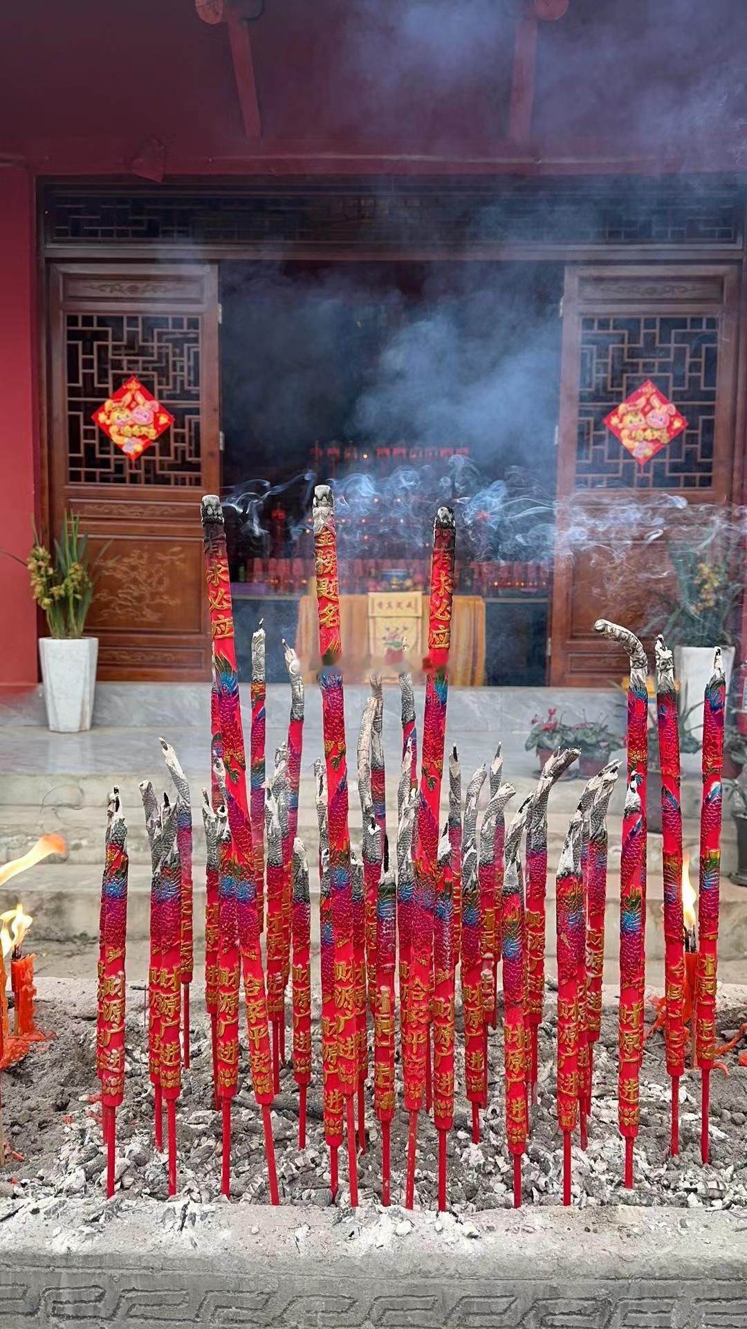 一炷清香寄诚心，一盏慧灯破迷茫。灯火表智慧，香火结善缘，以此供灯上香功德，回向天