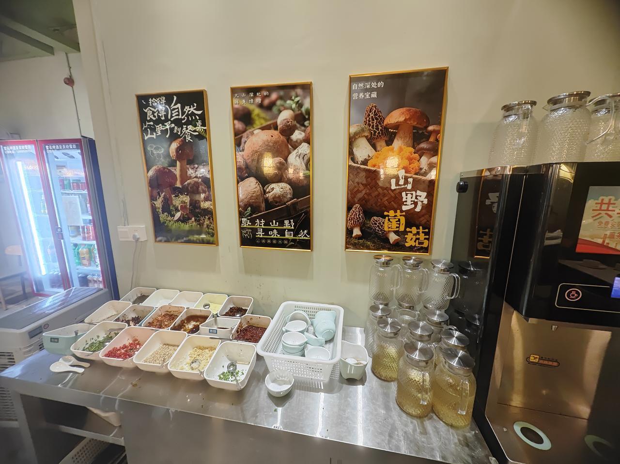 来到昆明，发现云南又多了一怪——吃火锅不发筷子🥢[笑哭]
来昆明肯定要尝尝特色