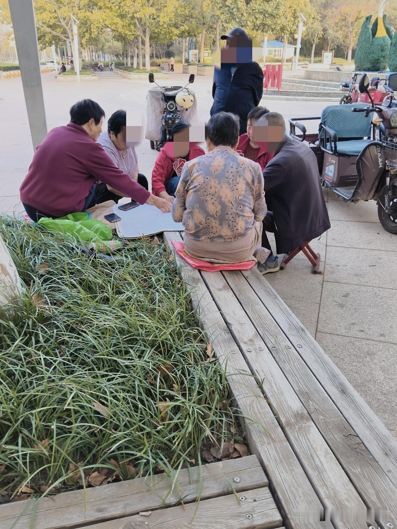 老了，老了，大爷走上了人生巅峰。
昨天下午去公园玩儿，走了一大圈，在公园入口广场
