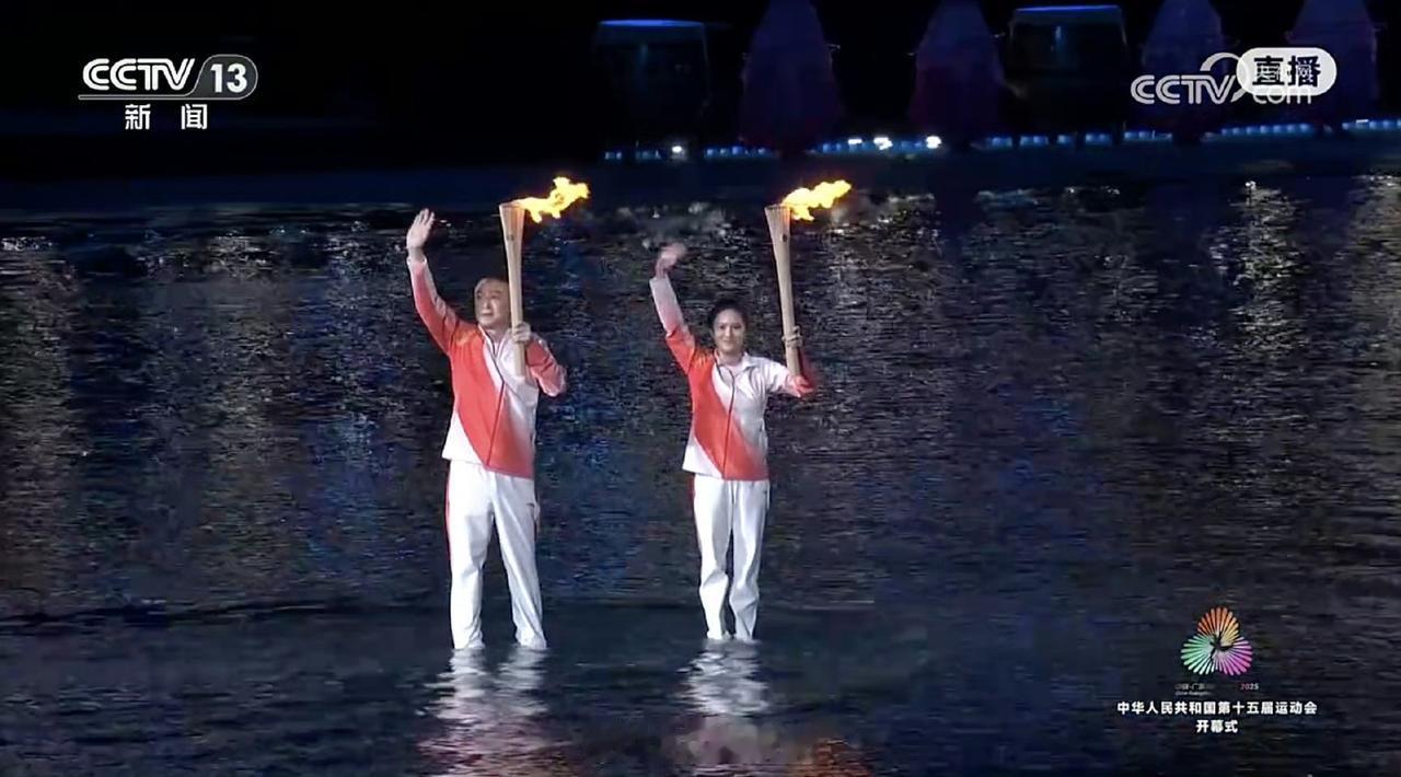 来啦，来啦，
你们这这两个月要找的马琳酱来了，
他手持全运火炬踏浪而来。
昨晚马