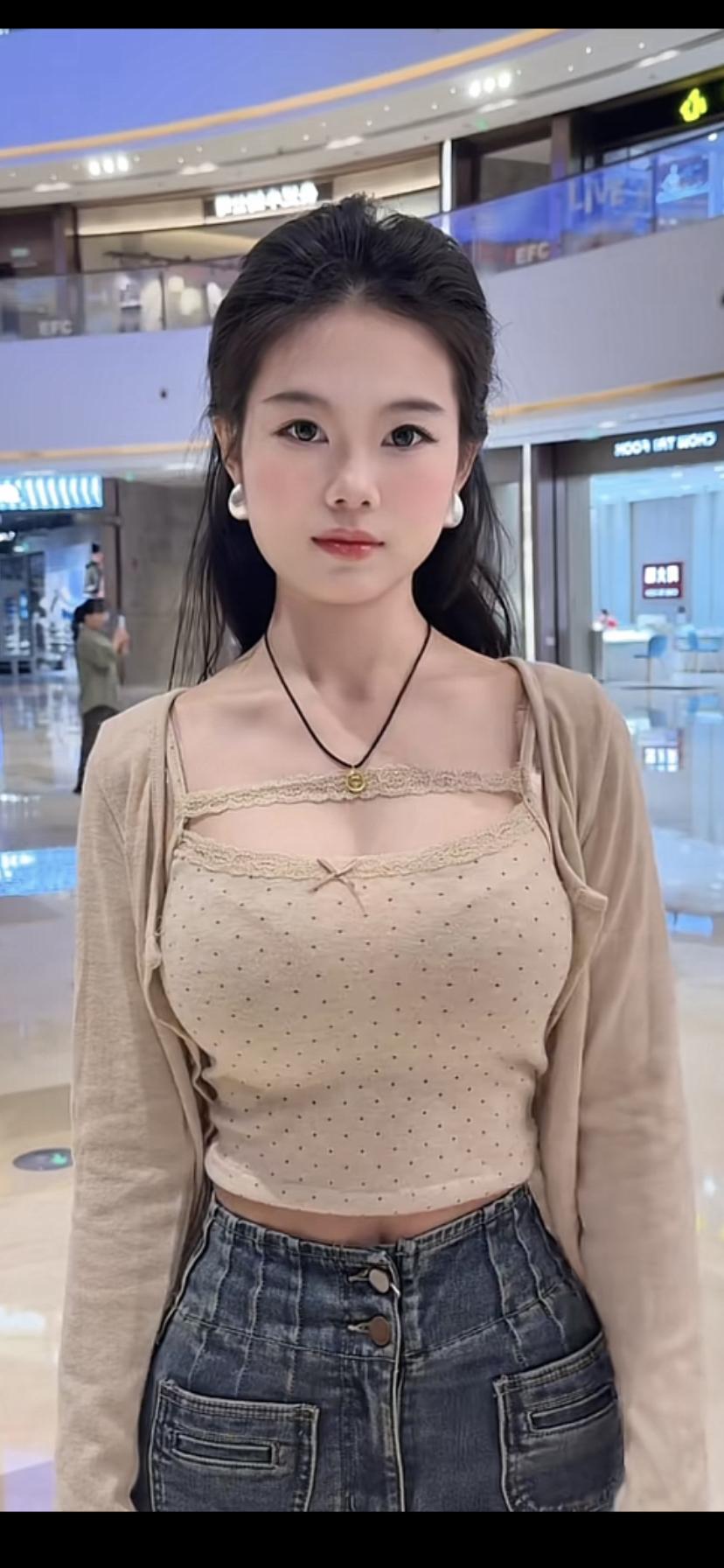 繁华市井中，佳人似玉立。