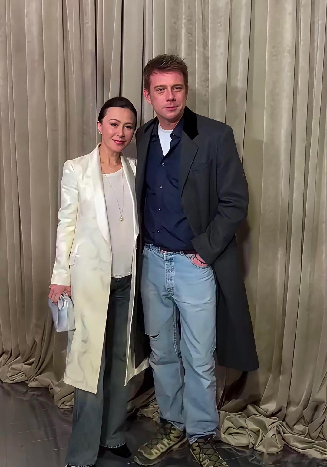 刘嘉玲在时尚界的排面还是挺大的啊，她现身巴黎迪奥看秀，迪奥总监亲自迎接，穿着一件