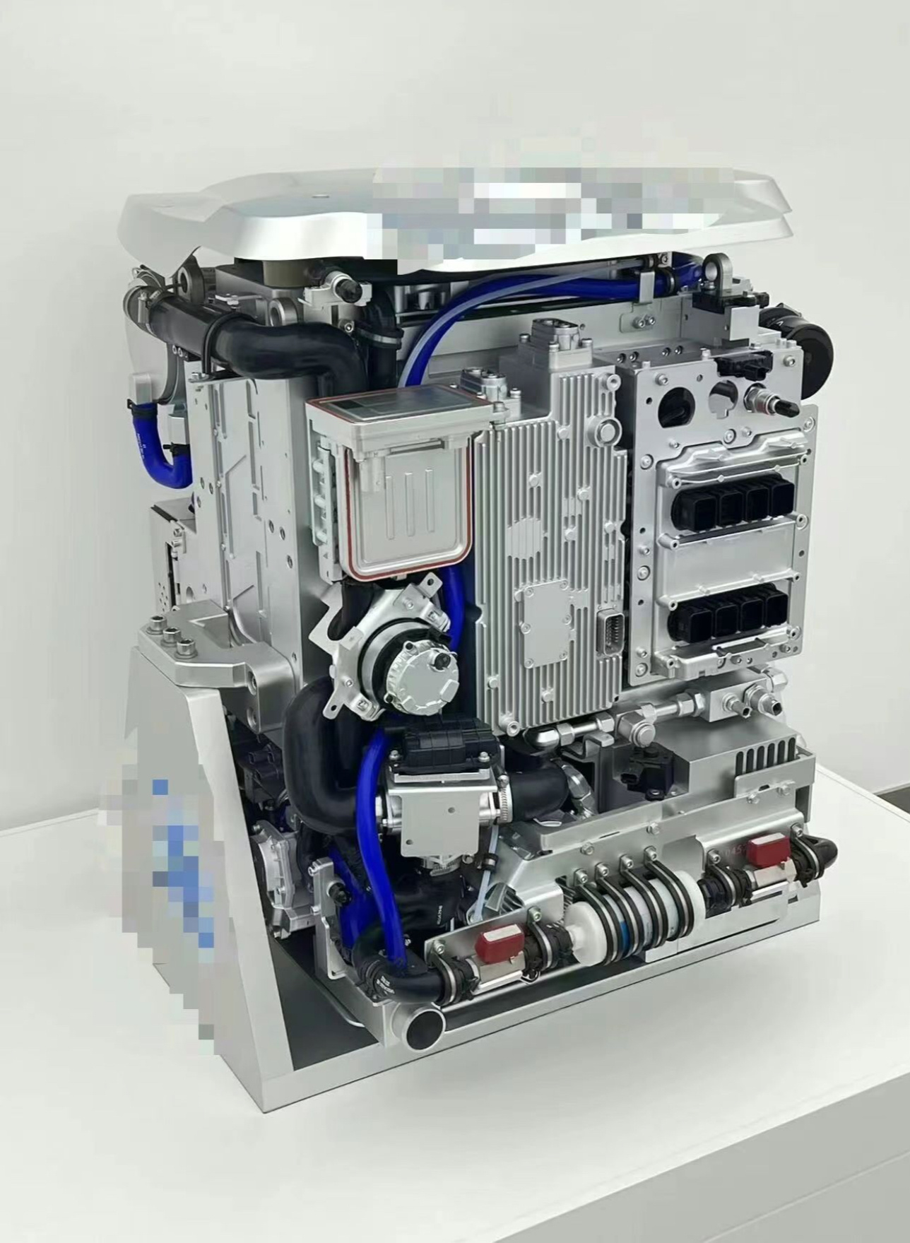 氢燃料电池系统，将氢能转化为电能输出的成套核心装置，看着好精致，技术含量应该很高