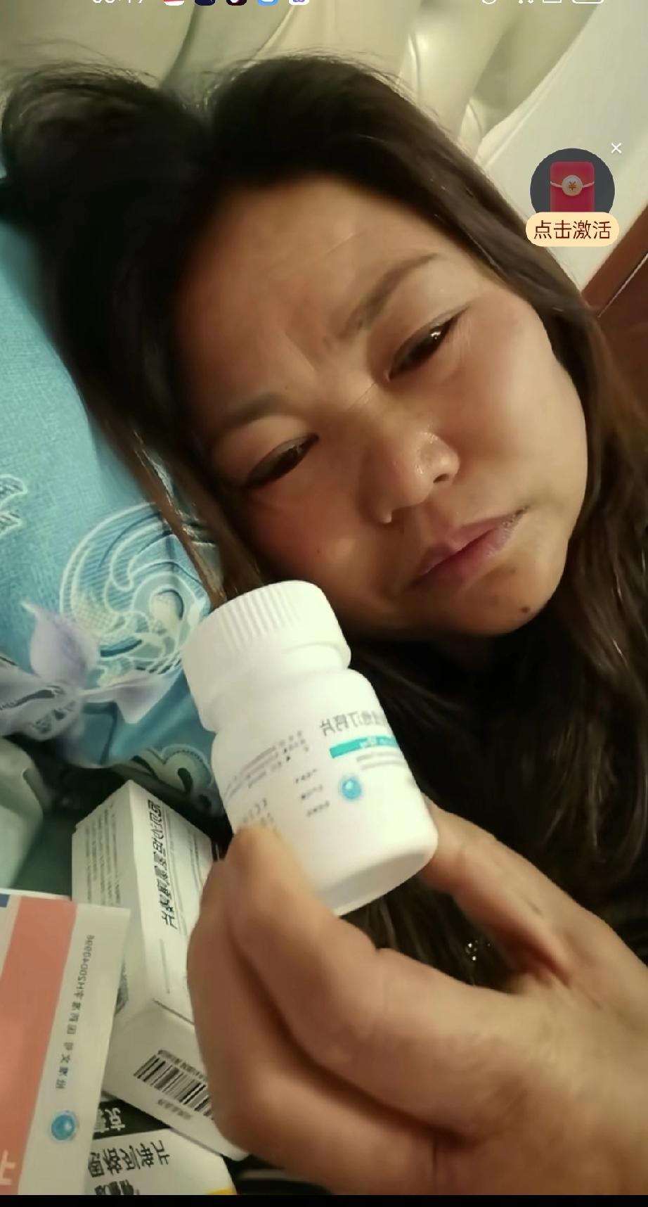 王晓举很久都没有发和妈妈互动的视频了 ，妈妈深夜发布视频 ，她躺在床上用食指按着