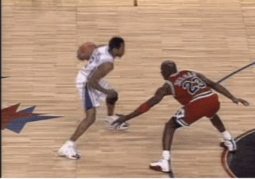 艾弗森晃开乔丹，中投命中！96黄金一代初露锋芒！