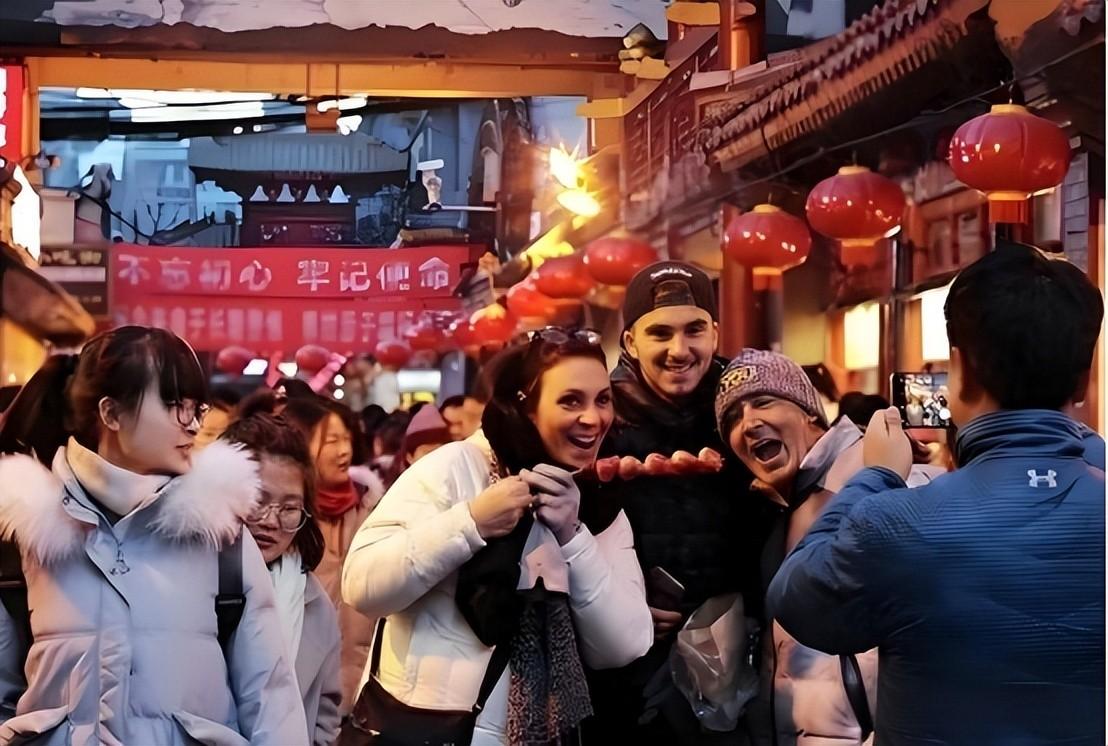 美国人坦言：中国不可怕，可怕的是凌晨三点钟中国街道上还全是人

中国免签政策实施