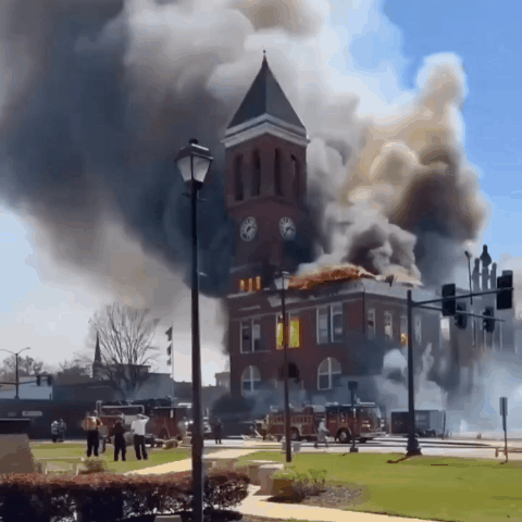 美国佐治亚州罗马市，拥有134年历史的弗洛伊德县法院发生火灾，钟楼倒塌。