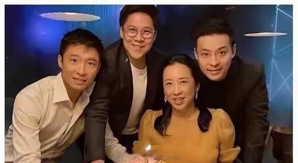 霍启刚的小弟弟要结婚了举办了订婚宴，女朋友穿着一身白色的礼服，拿着红包，特别开心