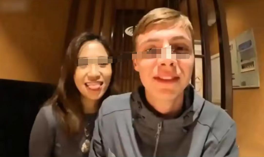 估计现在最后悔的人
就是那位麻辣烫女孩了
不是因为照片流出去，也不是因为被吐槽，