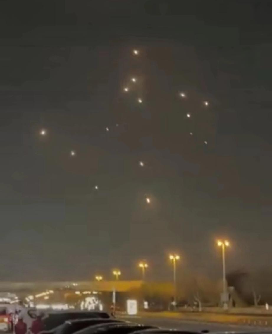 越来越会玩了！
伊朗在不断进步，现在伊朗首先发射的是诱饵弹，然后吸引对方的防空导