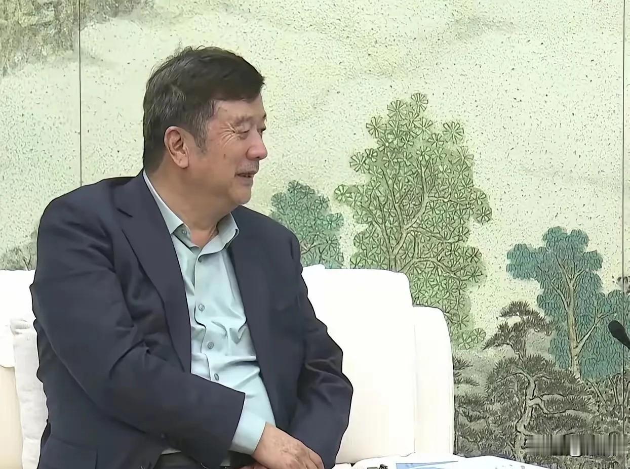 任正非的亲弟弟——任树录，现任华为**高级副总裁、**常务监事、首席后勤官，主管