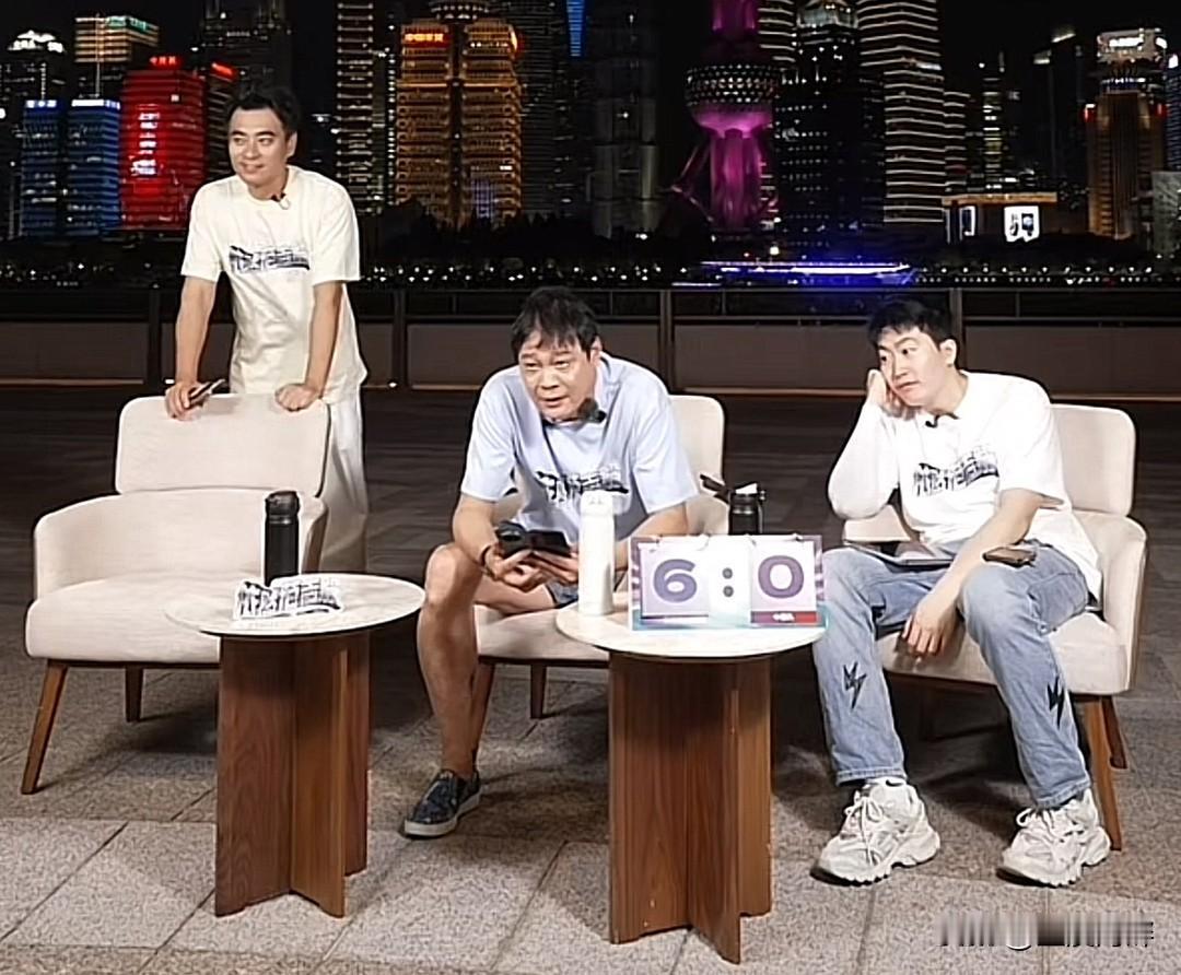 坐在江边看球的足球名宿们很无奈，准备的比分板最大的数字就是6了，再丢一个球就没得