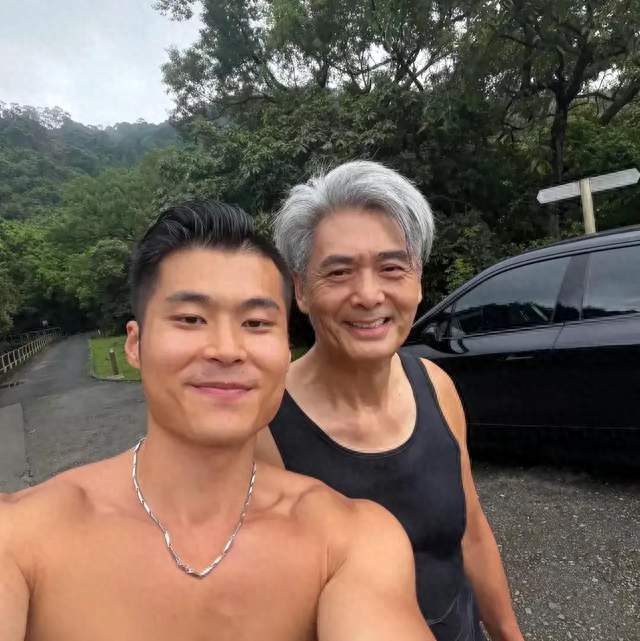 71岁周润发近照曝光，头发全白却不秃，和年轻人同框状态太真实