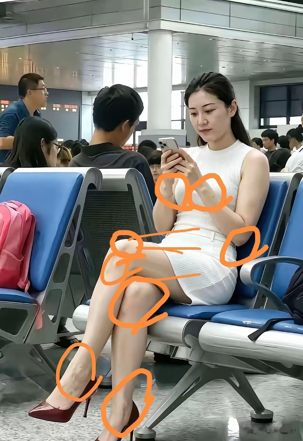美女身上的小疙瘩是什么，这些东西能不能彻底的治疗？