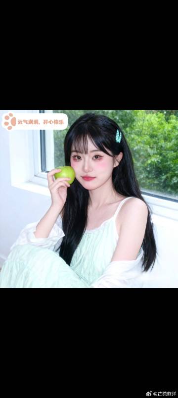 “青青子衿，悠悠我心。”手执一枚青果，仿佛握住了整个四季的生机与希望。...