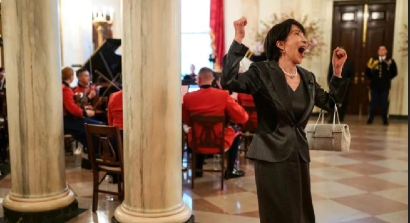 日本首相高市早苗访美这事闹得沸沸扬扬。白宫官网公布的照片里，她夸张举双手、与特朗